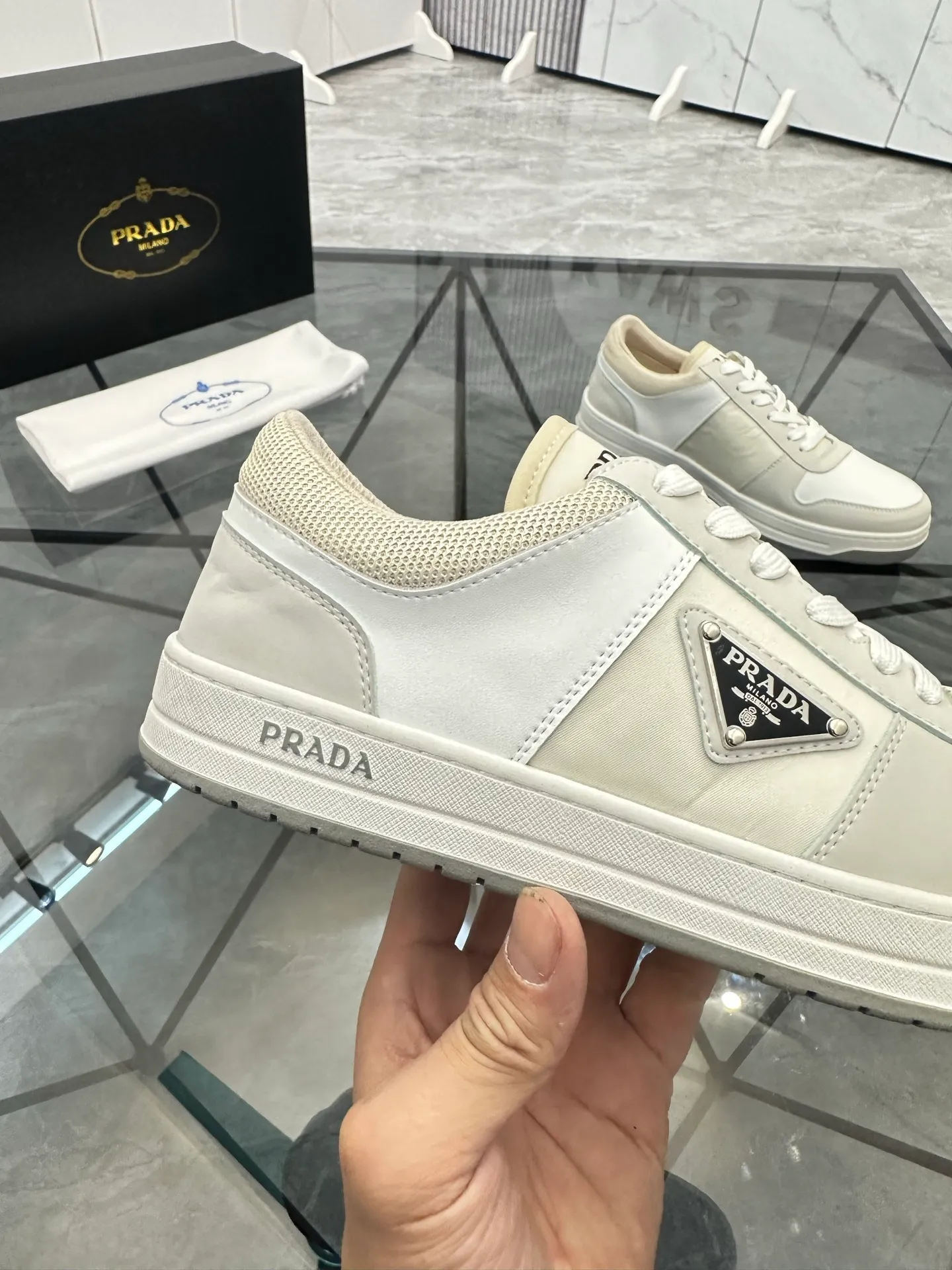 Men's shoes: 💰P420¥ Product trademark: Prada *"Prada*" low-top casual shoes Regular size: 38-44 (can be customized to 45) Product materials: imported cowhide upper with original fabric, breathable lining, original outsole. Number: 020